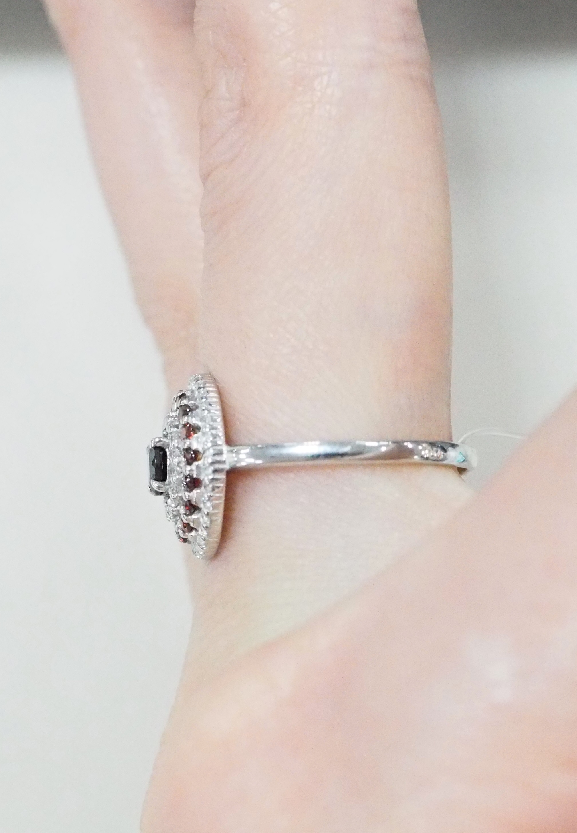 Серебряное кольцо с гранатом
